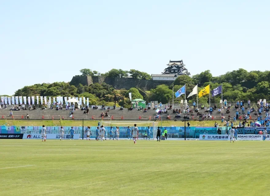 滋賀のクラブ公式プロフィールに掲載されたスタジアムのピッチと観客席